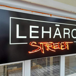neon LEHÁRO STREET | Neonová reklama - Neon na panelu