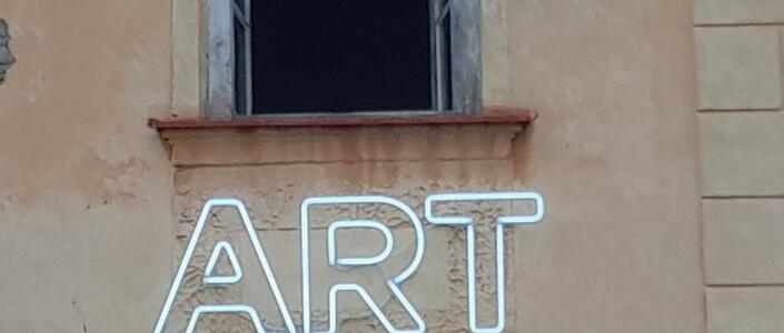 Reference Neonový nápis ART na Galerii Luxfer 