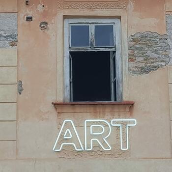 Reference: Neonový nápis ART na Galerii Luxfer 