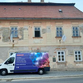 Reference: Neonový nápis ART na Galerii Luxfer 