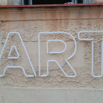 Reference: Neonový nápis ART na Galerii Luxfer 