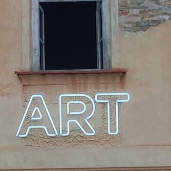 Reference: Neonový nápis ART na Galerii Luxfer 