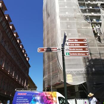 Reference: Neonové osvětlení Paláce ARA 