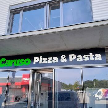 Reference: CARUSO PIZZA PASTA - velkoplošný tisk, světelné nápisy a polep aut