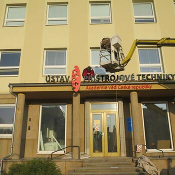 Reference: Totem a světelný nápis ÚSTAV PŘÍSTROJOVÉ TECHNIKY 