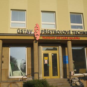 Reference: Totem a světelný nápis ÚSTAV PŘÍSTROJOVÉ TECHNIKY 
