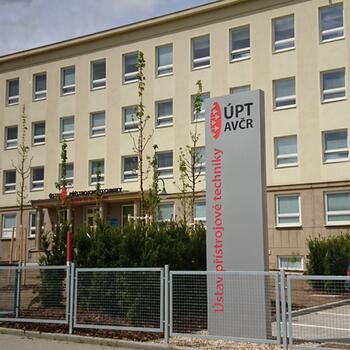 Totem a světelný nápis ÚSTAV PŘÍSTROJOVÉ TECHNIKY