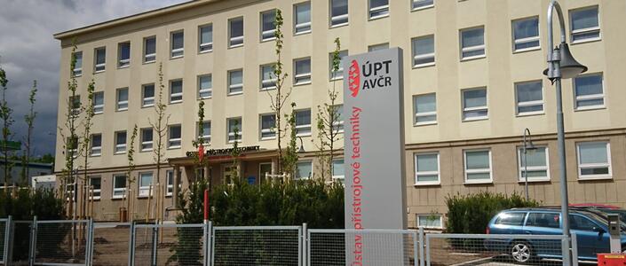 Reference Totem a světelný nápis ÚSTAV PŘÍSTROJOVÉ TECHNIKY