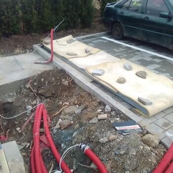 Reference: Totem a světelný nápis ÚSTAV PŘÍSTROJOVÉ TECHNIKY 