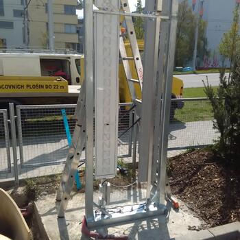 Reference: Totem a světelný nápis ÚSTAV PŘÍSTROJOVÉ TECHNIKY 