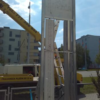 Reference: Totem a světelný nápis ÚSTAV PŘÍSTROJOVÉ TECHNIKY 