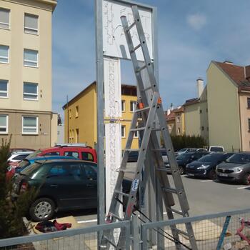 Reference: Totem a světelný nápis ÚSTAV PŘÍSTROJOVÉ TECHNIKY 