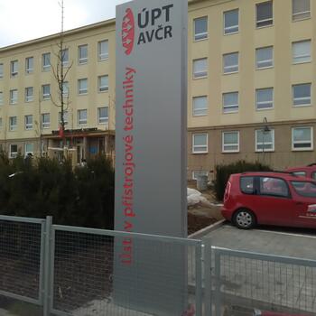Reference: Totem a světelný nápis ÚSTAV PŘÍSTROJOVÉ TECHNIKY 