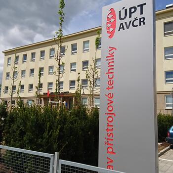 Reference: Totem a světelný nápis ÚSTAV PŘÍSTROJOVÉ TECHNIKY 