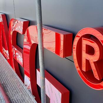 Reference: světelné nápisy STAEG