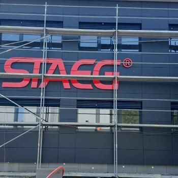 Reference: světelné nápisy STAEG