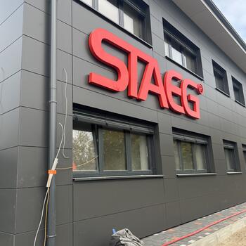 Reference: světelné nápisy STAEG