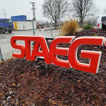 Reference: světelné nápisy STAEG