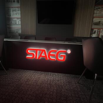 Reference: světelné nápisy STAEG