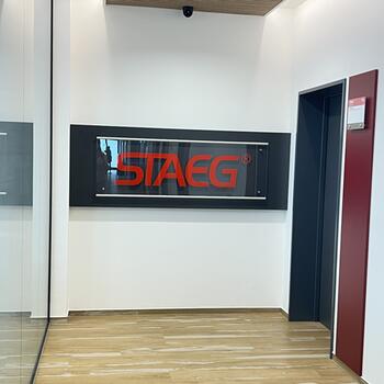 Reference: světelné nápisy STAEG