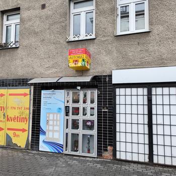 Reference: výstrč krychle