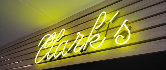 Reference Clark´s neonový nápis