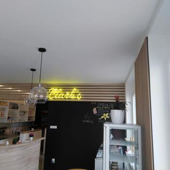 Reference: Clark´s neonový nápis
