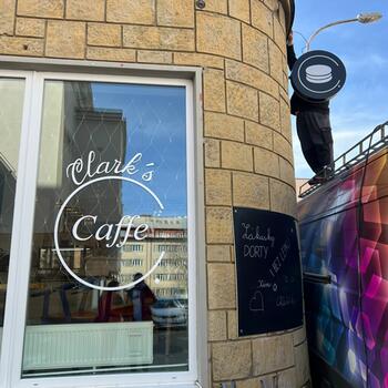 Reference: Clark´s neonový nápis