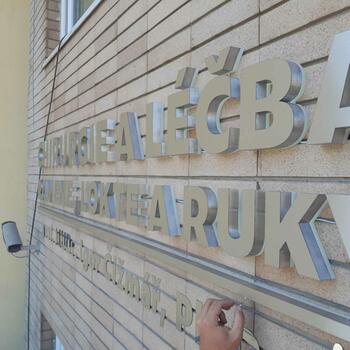 Reference: Světelné nápisy IC KLINIKA 