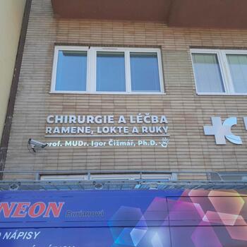 Reference: Světelné nápisy IC KLINIKA 