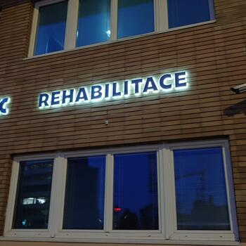 Reference: Světelné nápisy IC KLINIKA 