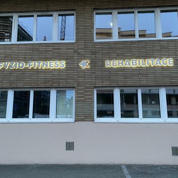 Reference: Světelné nápisy IC KLINIKA 