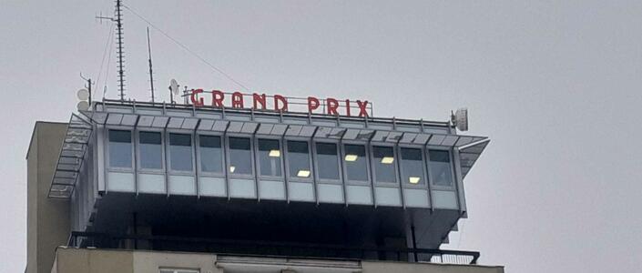 Reference GRAND PRIX - druhý světelný nápis na budově 