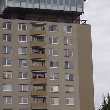 Reference: GRAND PRIX - druhý světelný nápis na budově 