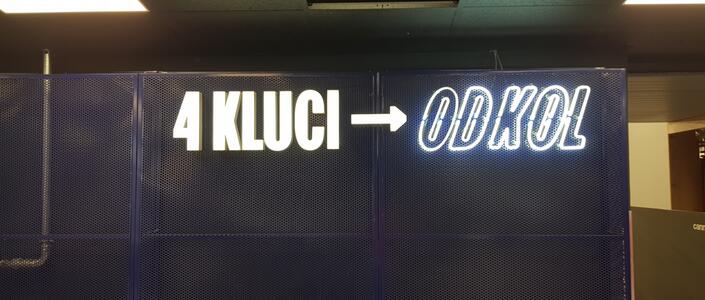 Reference Světelný nápis 4 KLUCI OD KOL 