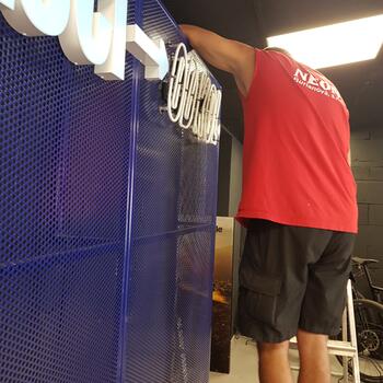 Reference: Světelný nápis 4 KLUCI OD KOL 