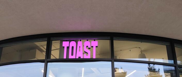 Reference Světelný nápis RGB TOAST 