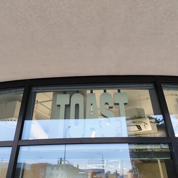 Reference: Světelný nápis RGB TOAST 