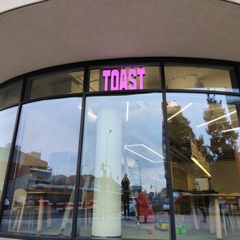 Reference: Světelný nápis RGB TOAST 