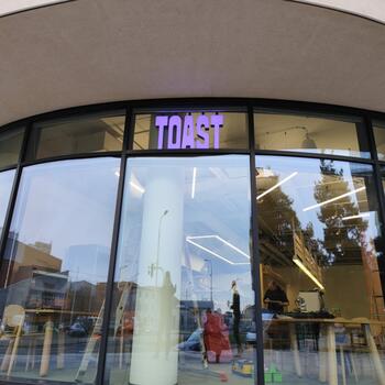 Reference: Světelný nápis RGB TOAST 