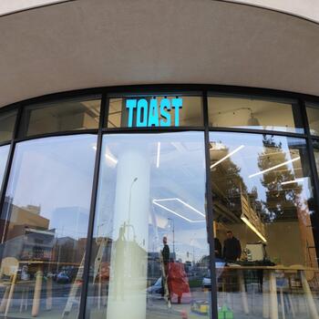 Reference: Světelný nápis RGB TOAST 