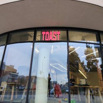 Reference: Světelný nápis RGB TOAST 