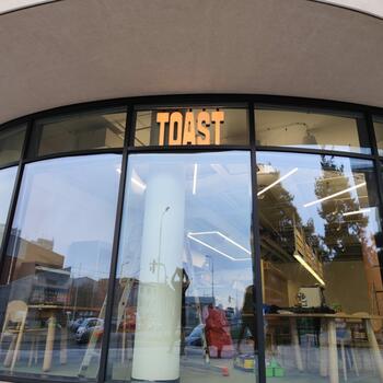 Reference: Světelný nápis RGB TOAST 