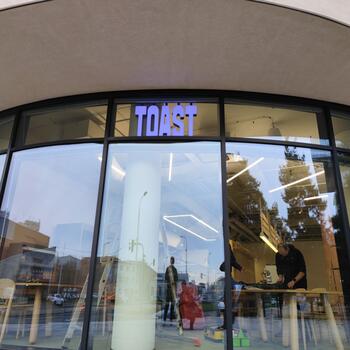 Reference: Světelný nápis RGB TOAST 