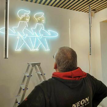 Reference: William & Thomas neonové logo 