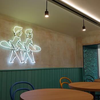 Reference: William & Thomas neonové logo 