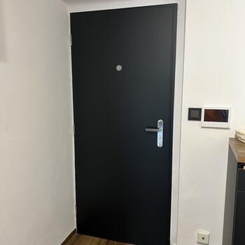 Polep dveří černou fólií