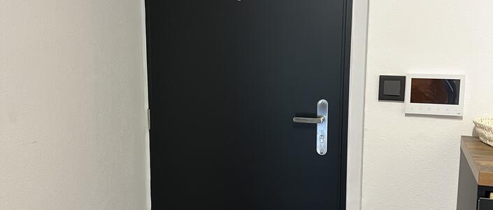 Reference Polep dveří černou fólií 