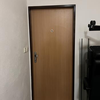 Reference: Polep dveří černou fólií 