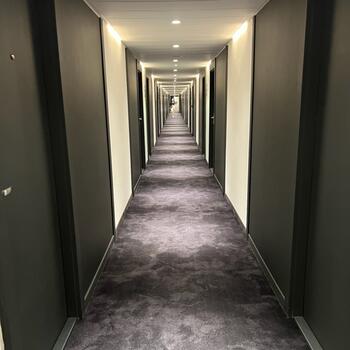 Polep bezpečnostních dveří v hotelu